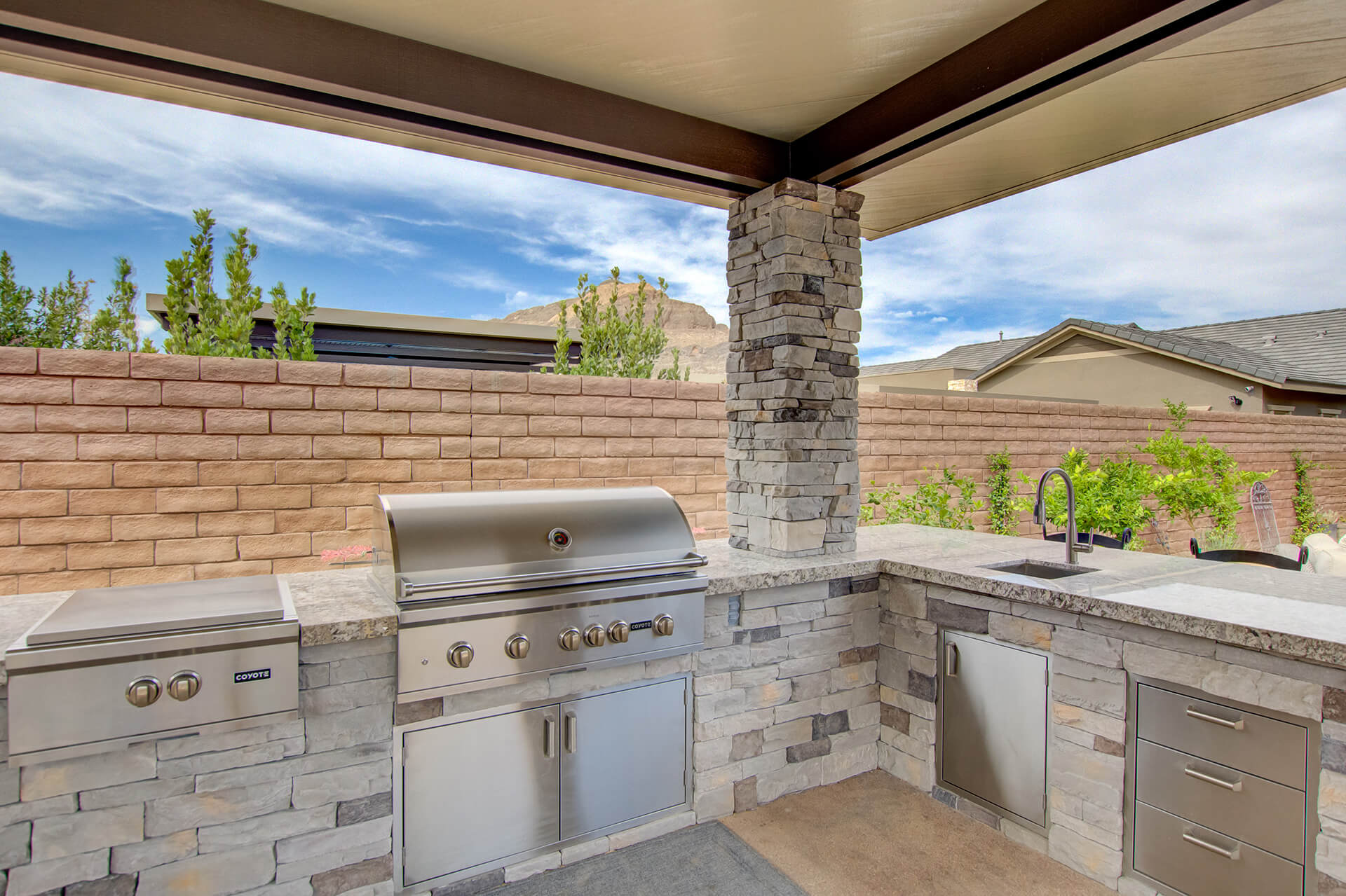 Custom Outdoor Living - Custom Outdoor Kitchen and Livinng Area Design and Construction