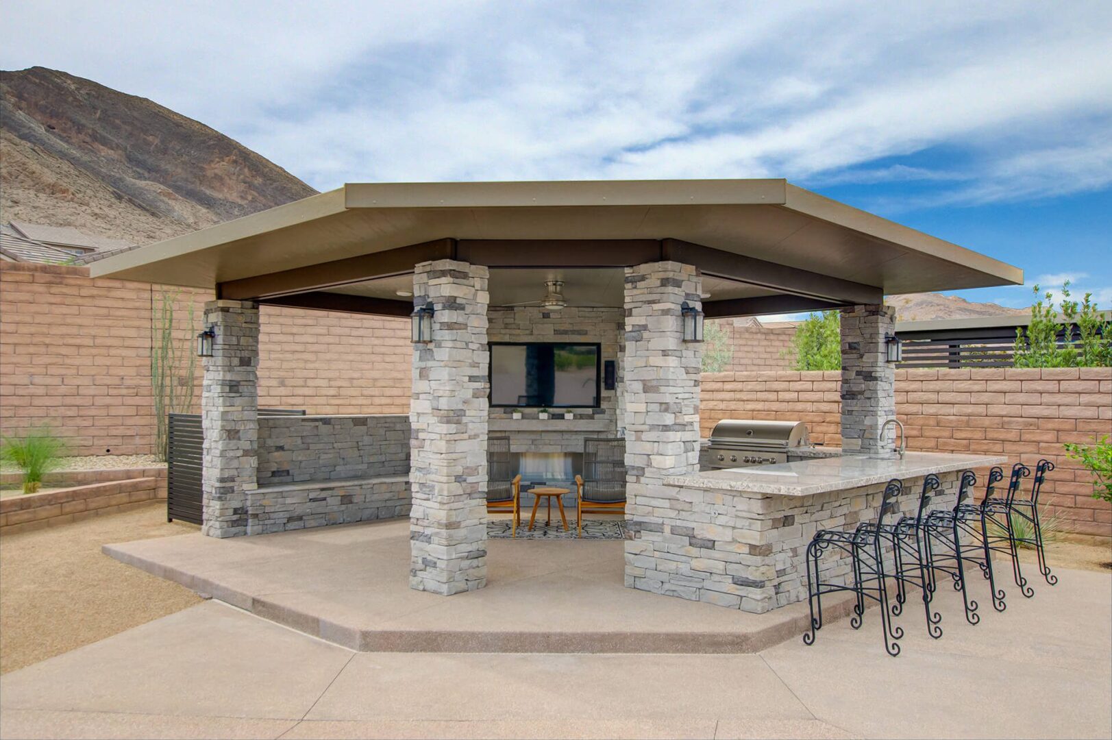Custom Outdoor Living - Custom Outdoor Kitchen and Living Area Design and Construction